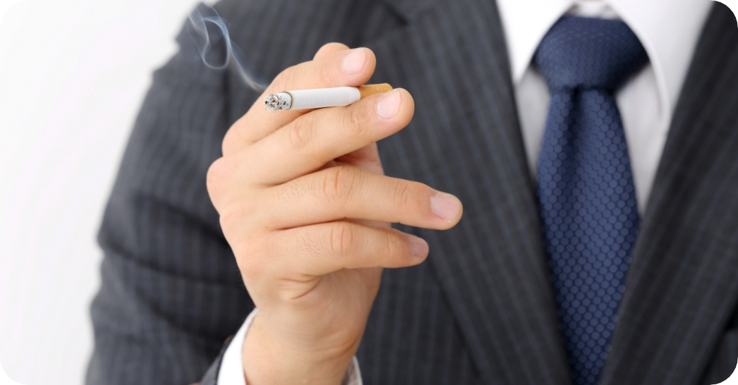 煙草を吸う様子