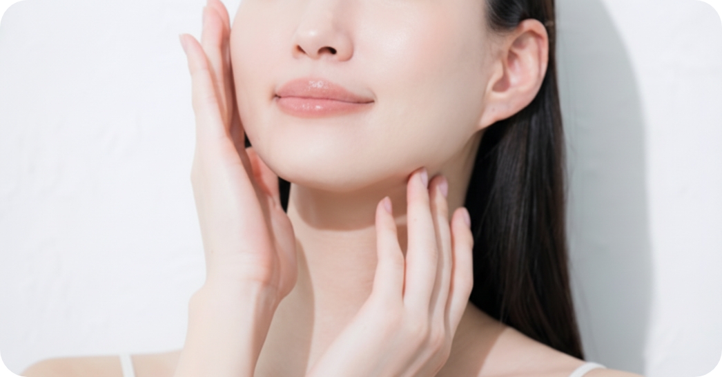 顔をおさえる女性