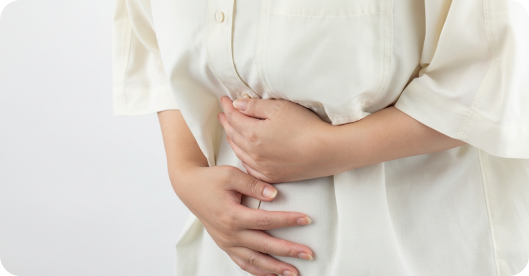 お腹をおさえる様子