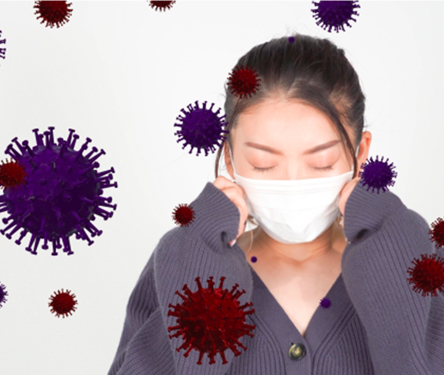 ウィルスの中にいるマスクをした女性