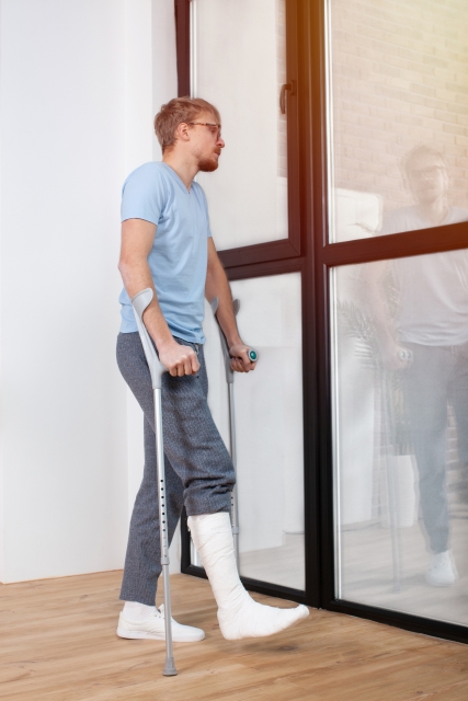 足を骨折している男性