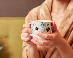 カップを持つ女性の写真
